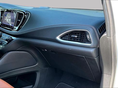 Used 2024 Chrysler Pacifica Pinnacle FWD image 19