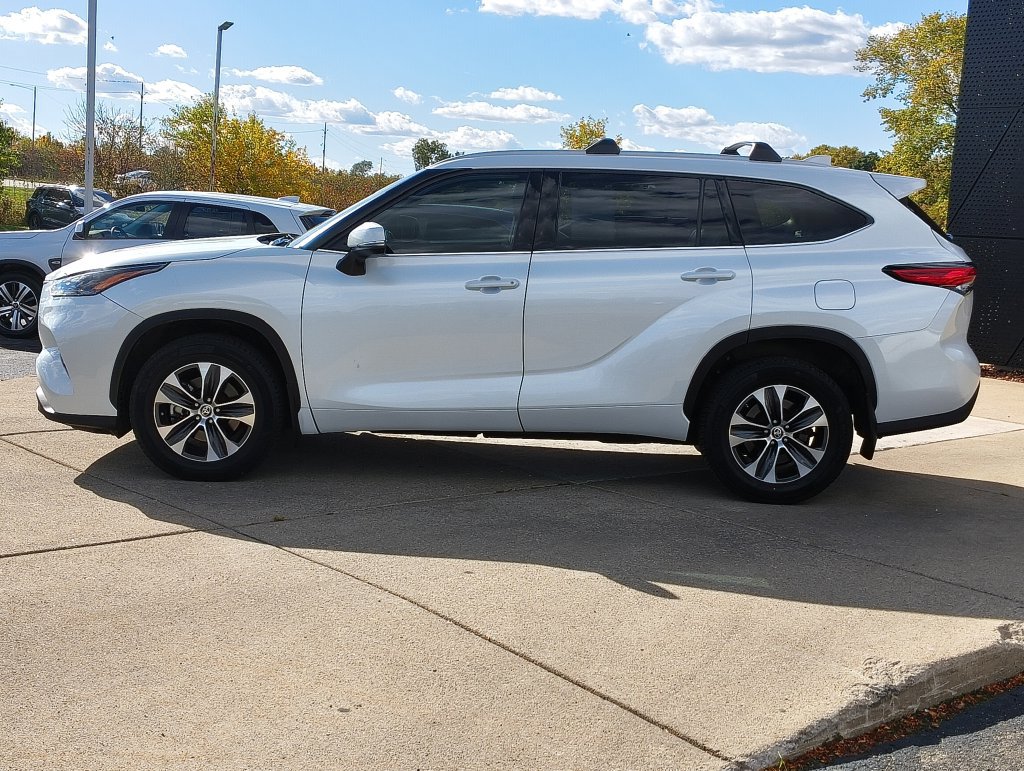 Used 2022 Toyota Highlander XLE AWD/4WD image 8