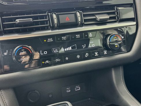 Used 2023 Nissan Pathfinder SL AWD/4WD image 21