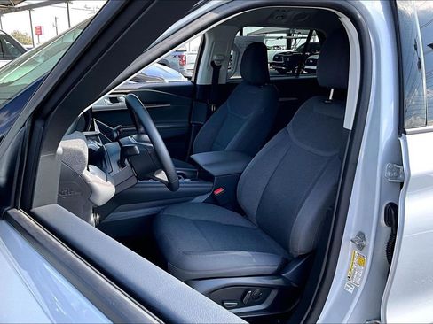 Used 2025 Ford Explorer Active AWD/4WD image 37