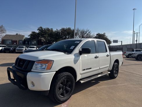 Used 2014 Nissan Titan SV w/ SV Value Truck Package image 6