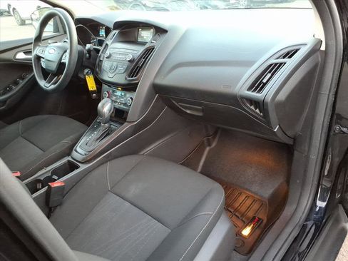 Used 2018 Ford Focus SE w/ SE Appearance Package image 9