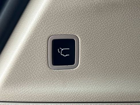 Used 2024 Chrysler Pacifica Touring-L FWD image 39