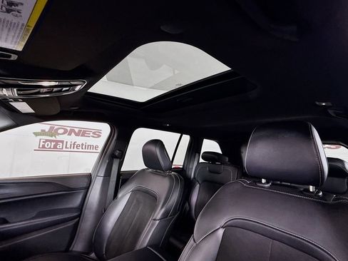 Used 2023 Jeep Grand Cherokee Altitude image 11