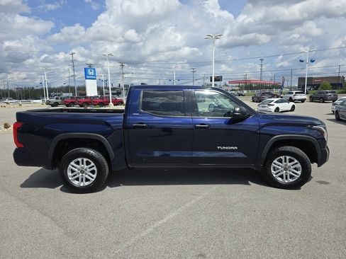 Used 2022 Toyota Tundra SR5 w/ SR5 Convenience Package AWD/4WD image 14