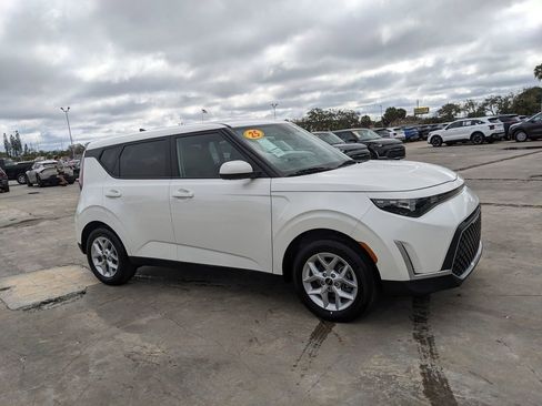 Certified 2025 Kia Soul LX image 3