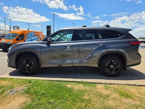 Used 2022 Toyota Highlander XLE AWD/4WD image 8