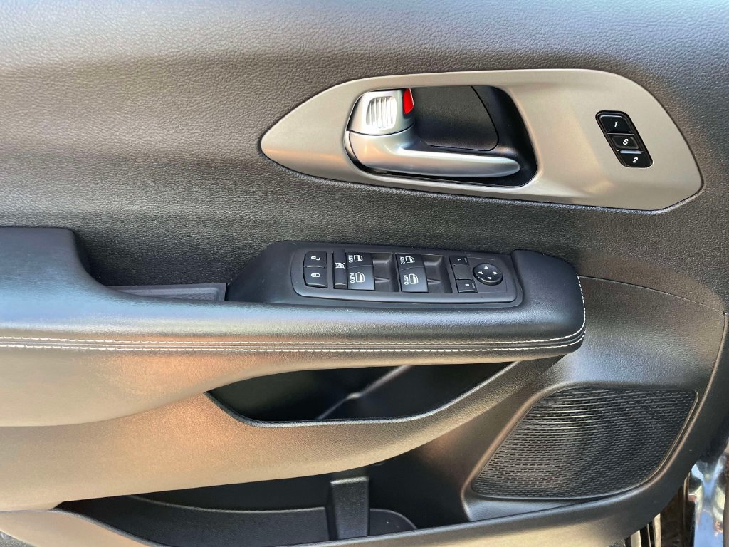 Used 2025 Chrysler Pacifica Select FWD image 17