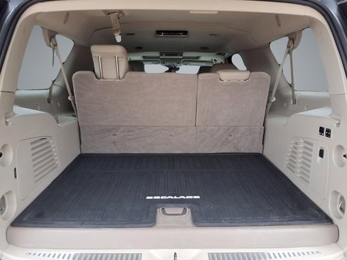 Used 2019 Cadillac Escalade ESV Premium Luxury image 13