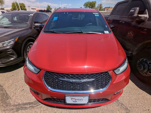 Used 2025 Chrysler Pacifica Select FWD image 3