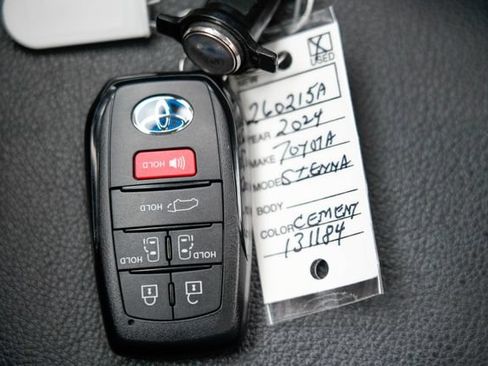 Used 2024 Toyota Sienna XSE AWD/4WD image 27