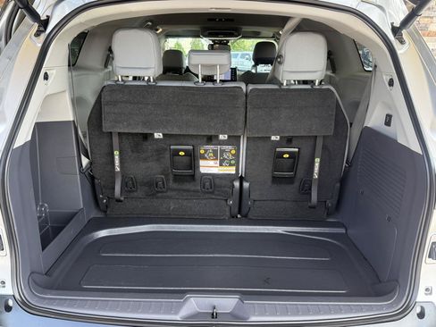 Used 2022 Toyota Sienna XLE w/ XLE Plus Package FWD image 18