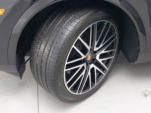 Used 2025 Porsche Cayenne Coupe w/ Premium Package Plus image 34