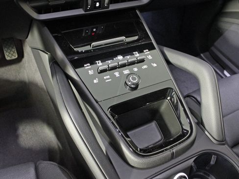 Used 2025 Porsche Cayenne image 28