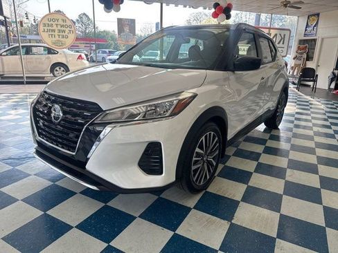 Used 2021 Nissan Kicks SV image 3