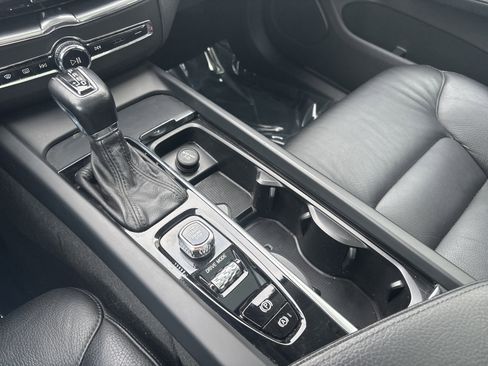 Used 2018 Volvo XC60 T6 Momentum w/ Convenience Package image 21