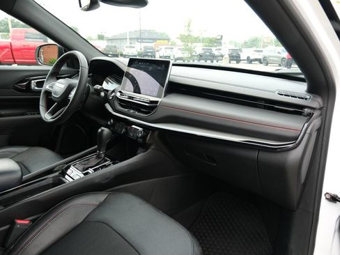 Used 2025 Jeep Compass Trailhawk AWD/4WD image 32