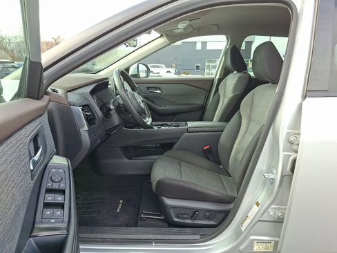 Certified 2022 Nissan Rogue SV image 16