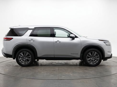 Used 2025 Nissan Pathfinder SV image 5