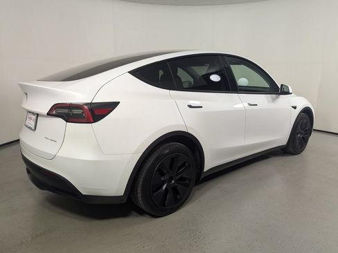 Used 2024 Tesla Model Y Long Range AWD/4WD image 6