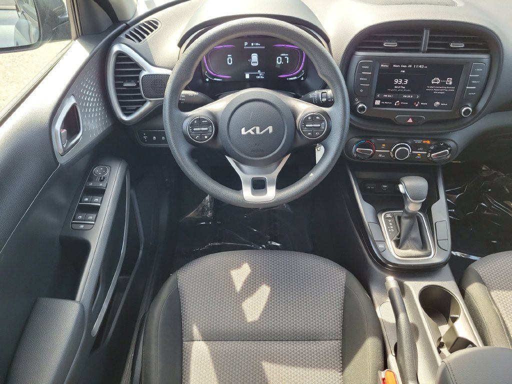 Used 2025 Kia Soul LX w/ LX Technology Package FWD image 10