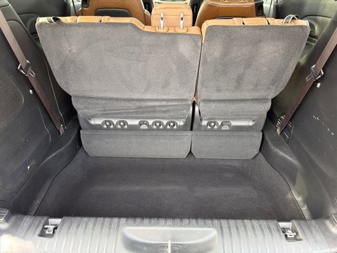 Used 2021 Chrysler Pacifica Limited w/ Uconnect Theater Family Group image 28