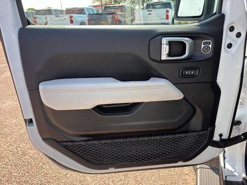 Used 2023 Jeep Wrangler Unlimited Sahara AWD/4WD image 16