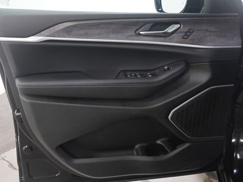 Used 2025 Jeep Grand Cherokee Limited w/ Black Appearance Package image 21