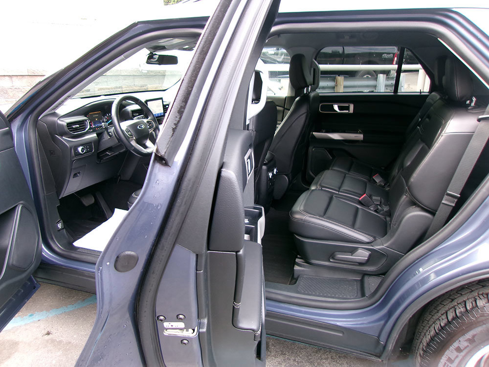 Used 2021 Ford Explorer XLT w/ Equipment Group 202A AWD/4WD image 14
