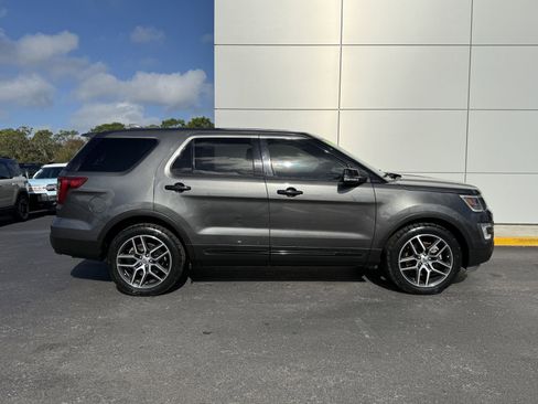 Used 2017 Ford Explorer Sport image 3