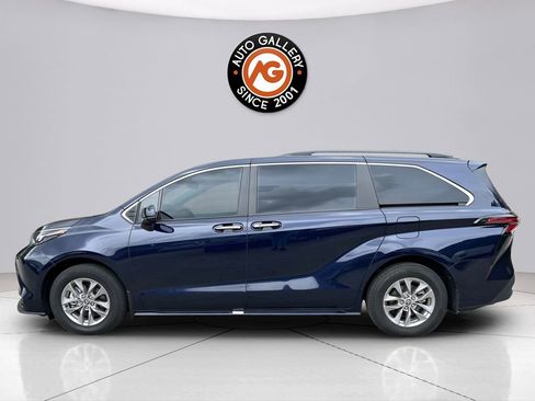 Used 2025 Toyota Sienna XLE image 3