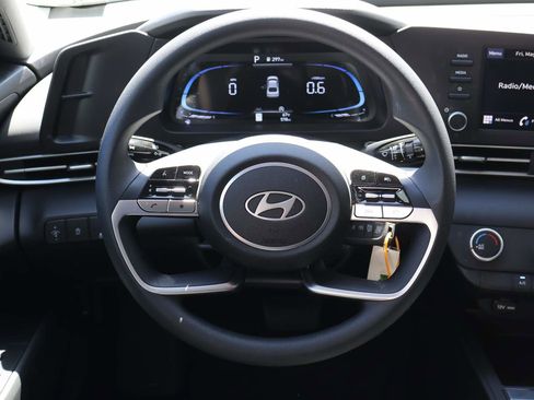 Used 2025 Hyundai Elantra SE FWD image 12