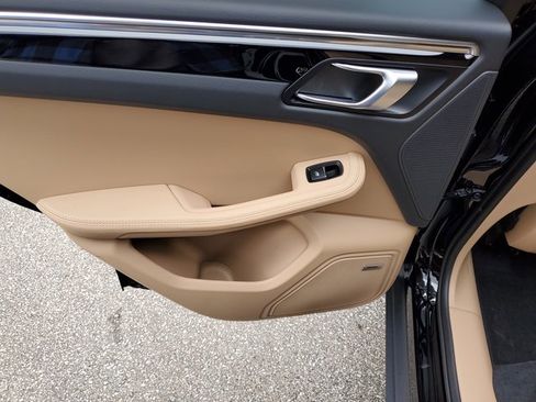 Used 2025 Porsche Macan image 22