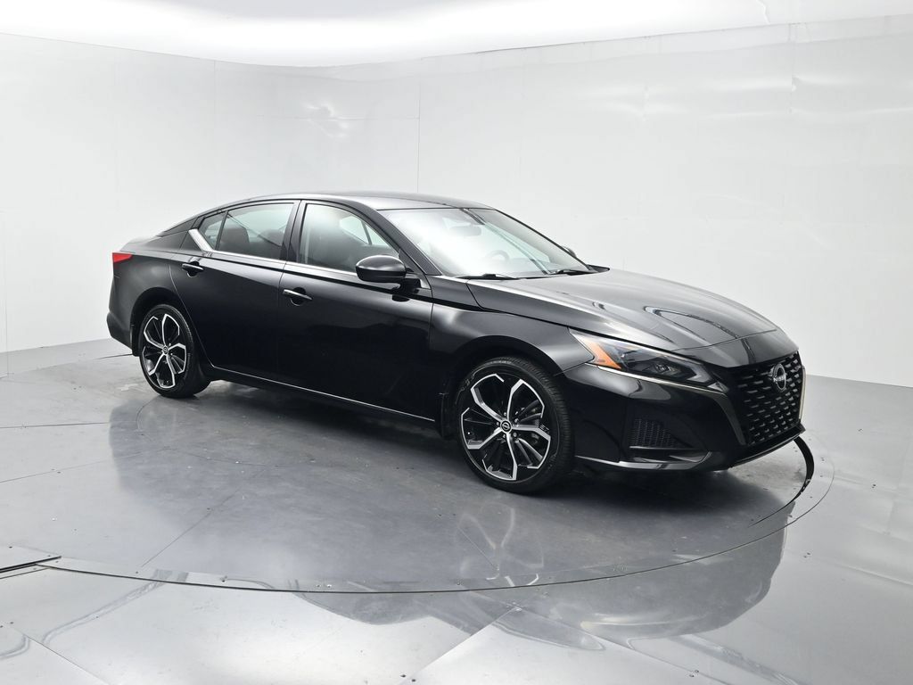 Used 2025 Nissan Altima 2.5 SR FWD image 2