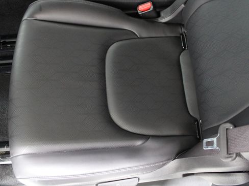 Used 2025 Kia Carnival FWD image 17
