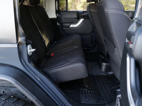 Used 2016 Jeep Wrangler Unlimited Rubicon w/ Connectivity Group image 26