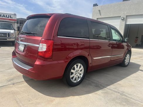 Used 2016 Chrysler Town & Country Touring image 7