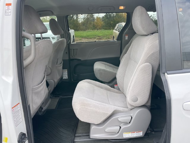 Used 2017 Toyota Sienna LE AWD/4WD image 28