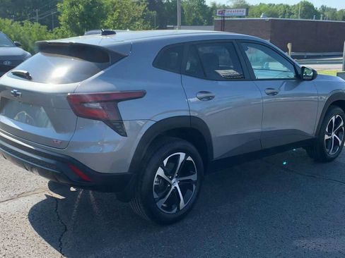 Certified 2025 Chevrolet Trax RS FWD image 8