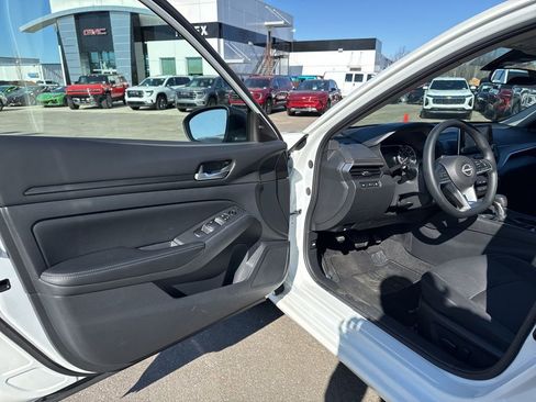 Used 2025 Nissan Altima 2.5 SV FWD image 26