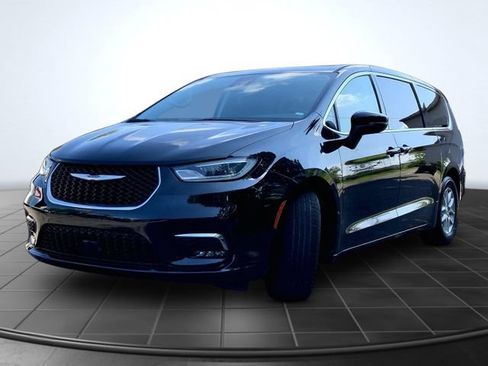 Used 2023 Chrysler Pacifica Touring-L FWD image 4