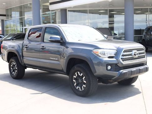 Used 2017 Toyota Tacoma TRD Off-Road AWD/4WD image 8