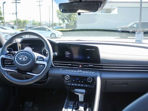 Used 2023 Hyundai Elantra SEL w/ Convenience Package image 16