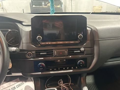 Used 2024 Nissan Pathfinder S image 2