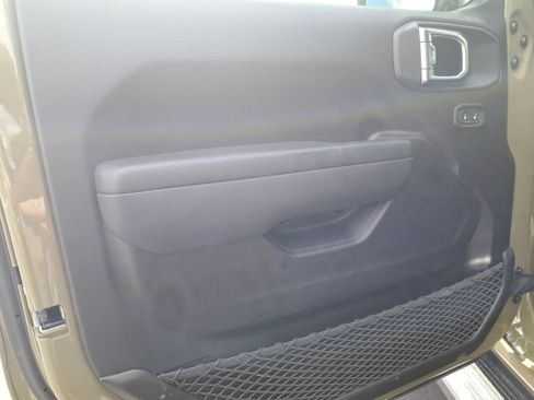 Used 2025 Jeep Gladiator Sport image 14