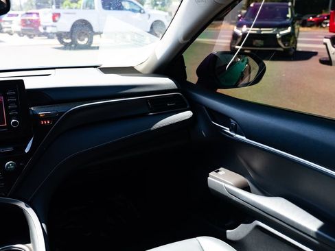 Used 2022 Toyota Camry SE w/ Convenience Package FWD image 9