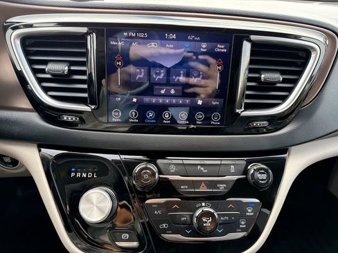 Used 2018 Chrysler Pacifica Touring-L Plus image 20