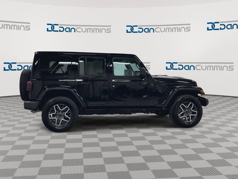 Used 2025 Jeep Wrangler Unlimited Sahara AWD/4WD image 9