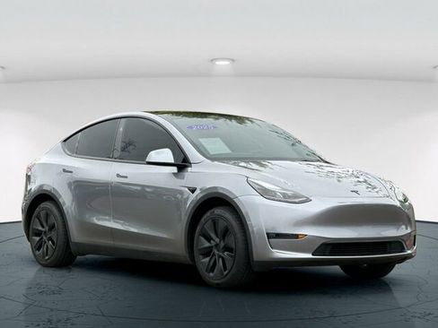 Used 2025 Tesla Model Y Long Range RWD image 8