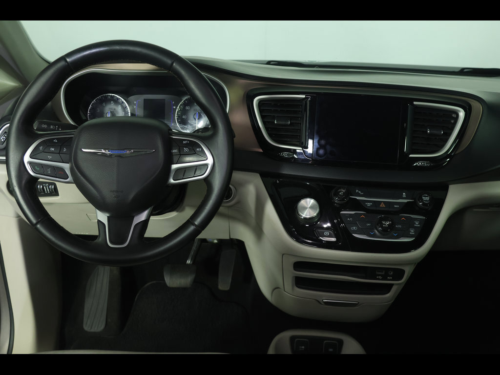 Used 2017 Chrysler Pacifica Touring-L FWD image 14